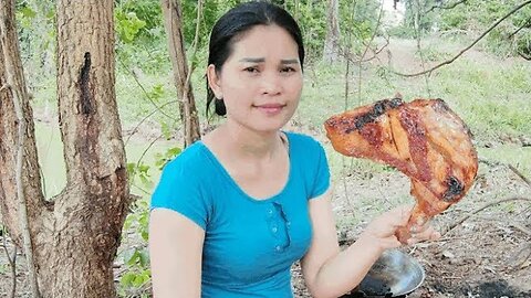 Beautiful woman takes chicken to cook delicious food (My life)