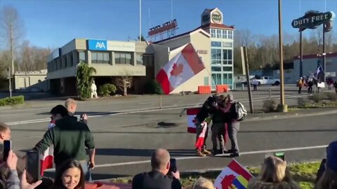 🇨🇦CANADIANS AND AMERICANS🇺🇸 UNITE AT SURREY BORDER *LOTS OF PEOPLE*