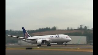 United Airlines begins bringing back food and Alcohol service