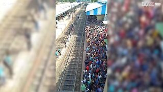 Prendere un treno in India non è un'impresa facile