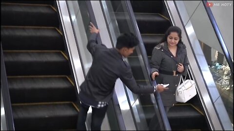 Passing flirty lines note on the escalator hoty