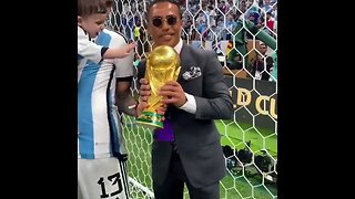 Salt Bae com a taça da Copa do Mundo