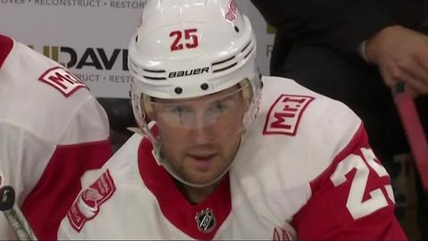 Mike Green agrees to two-year deal to remain with Red Wings