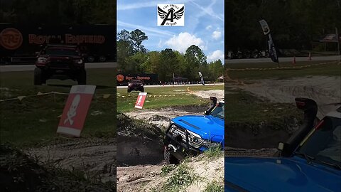 Cool FJ Cruiser Flashing Lights, Giving a Shaka, and Climbing Sandy Obstacle #shorts #toyota