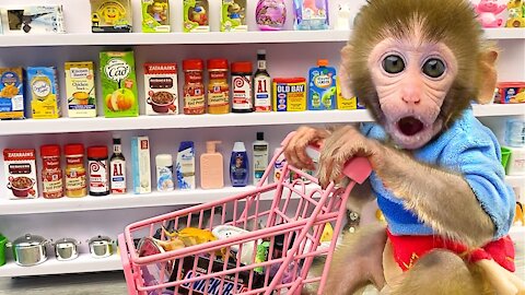 Baby monkey Bon Bon goes to the supermarket to buy kitchen utensils and eats eggs with puppy