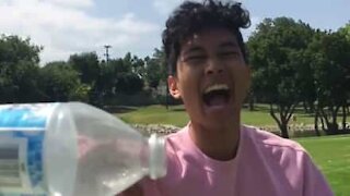 Jovem impressiona no Bottle Cap Challenge