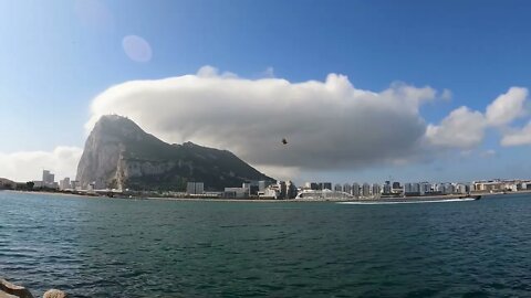 Hermosa música de meditación relajante con vistas a las nubes encima del Peñón de Gibraltar