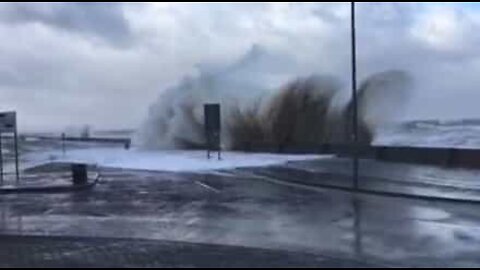 Stormen Eleanor orsakar enorma vågor i Storbritannien