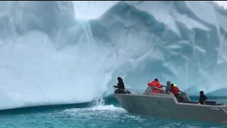 Arctique: un explorateur boit l'eau coulant d'un glacier