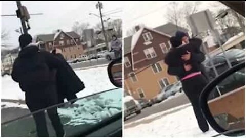Homem dá casaco a senhor que andava pelas ruas de Connecticut sem agasalho