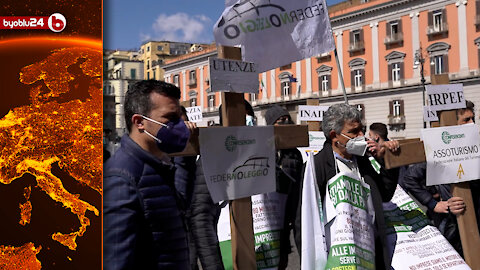 Croci in piazza Plebiscito a Napoli per la protesta dei commercianti contro le chiusure