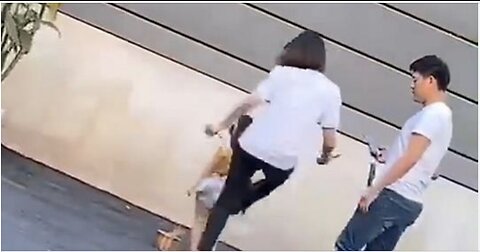 Chinese Mum Kicks Daughter After She Failed to Pose in Photoshoot