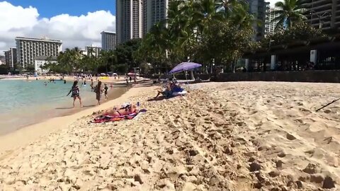 HAWAII - Waikiki Beach - On the beach - Beautiful day on Waikiki beach for people watching!-10