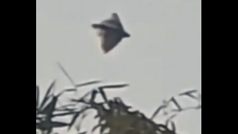 Acorn-shaped UFO Filmed in Daylight