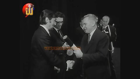 JURAJ JAKUBISKO preberá od komunistov diplom - cenu Finále Plzeň za film ZBEHOVIA A PÚTNICI / 1969