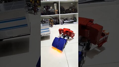 Optimus Priime transforms and rolls out! #transformers #optimusprime #shorts #robosen