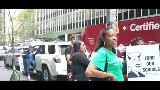 @MaketheRoadAct @MaketheRoadNY @PeoplesPlanNYC @AQE_NY Protesters outside the @Camilo4NY/@NYCMayor