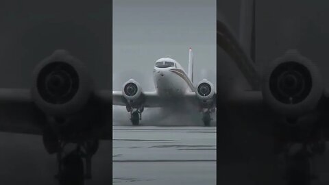😳 DC-3 lands on wet beach😎 #aviation #beach #landing