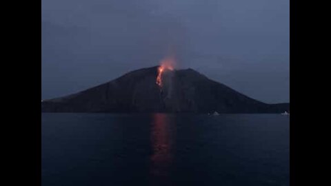La lave du Stromboli, filmée à 200 m de distance