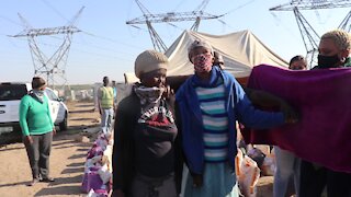 SOUTH AFRICA - Cape Town - Lulwazi and the Gift of The Givers Donating Food Parcels (Video) m (WFm)