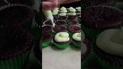 Amazing & Unique Cupcake Idea - GREEN for Saint Patrick's Day