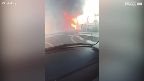 L'explosion de cette station essence crée une énorme boule feu