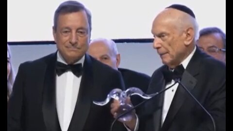 IL PRESIDENTE DEL CONSIGLIO ITALIANO MARIO DRAGHI è STATO PREMIATO A NEW YORK COME "WORLD STATESMAN" STATISTA DEL MONDO.Mario Draghi è tornato nella cuccia americana a prendersi la crocchetta premio!