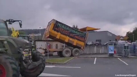 France: Farmers Deliver A Message To The Tyrannical Government By Burying The Tax Center In Manure