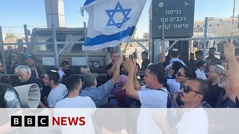 Israeli protesters enter army base after soldiers held over Gaza detainee abuse | BBC News