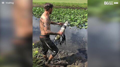 Cet homme se transforme en nageur-sauveteur pour libérer un oiseau pris au piège dans la boue