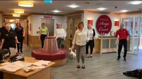 Ces employés de maison de retraite dansent pour leurs pensionnaires
