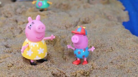 168 1Peppa Pig at the Beach finds Dinosaur Fossils Toy Learning Video for Kids!