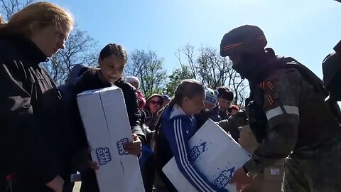 Distribution humanitarian aid by Russian troops residents in Izyum district of the Kharkiv region🇷