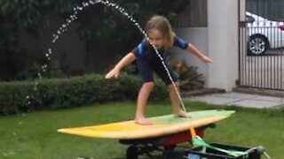 Rapaz faz surf em casa!