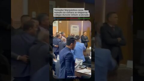 Vereador Marquinhos causa tumulto na câmara ao empurrar colegas durante debate acalorado