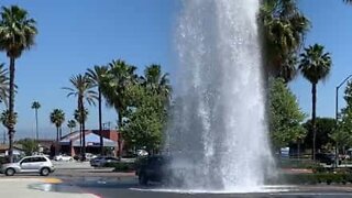 Drivers use broken fire hydrant as car wash