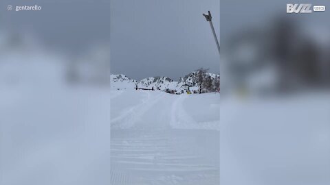 Jovem acaba afundado na neve após salto de ski