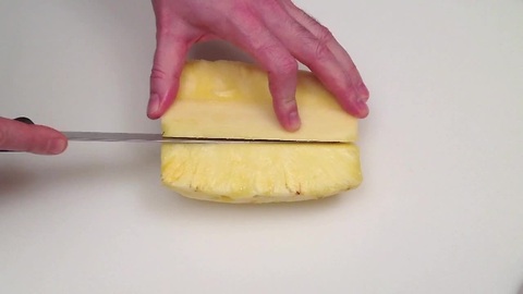 Comment couper et peler un ananas