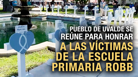 La comunidad de Uvalde se reúne en la plaza del pueblo para honrar a las víctimas asesinadas