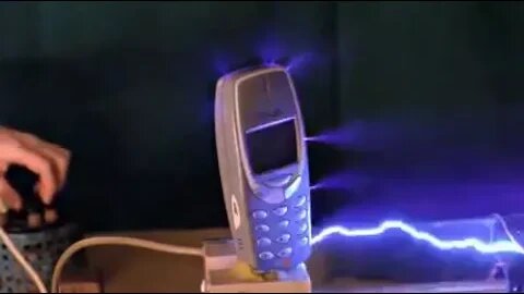 (PART-2) YouTuber @KREOSAN shows what happens if you charge NOKIA 3310 with one million volts