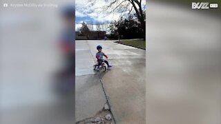 Criança de bicicleta vai contra porta de garagem