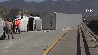 Big rigs overturn on I-15