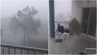 Kraftig storm ødelegger balkong i Australia