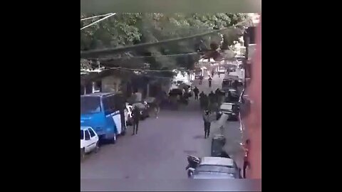 Colectivos paramilitares del dictador Nicolás Maduro salen armados con pistolas y metralletas