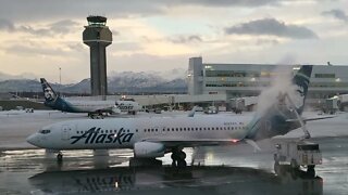 De-Icing an Alaskan Airlines B737-800 in Anchorage (Jan 2022)