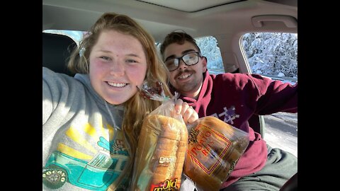 Bakery Truck Gives Out Loaves of Bread to Motorists Stuck in Snow in Virginia