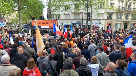 Oliv Oliv prend la parole lors de la manifestation du 01/05/2023 organisée par les Patriotes