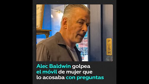 Alec Baldwin golpea el móvil de una mujer que lo atosigaba con preguntas