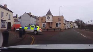 Auto della polizia va fuori strada