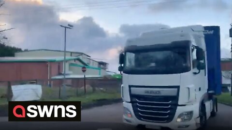 Convoy of lorries packed with donations for Ukraine refugees receive round of applause